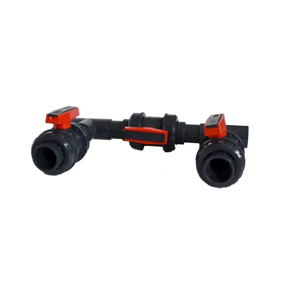 Svart plastslang med röda ventilhandtag och orange-svart klämma för pool bypass-kit 50 mm